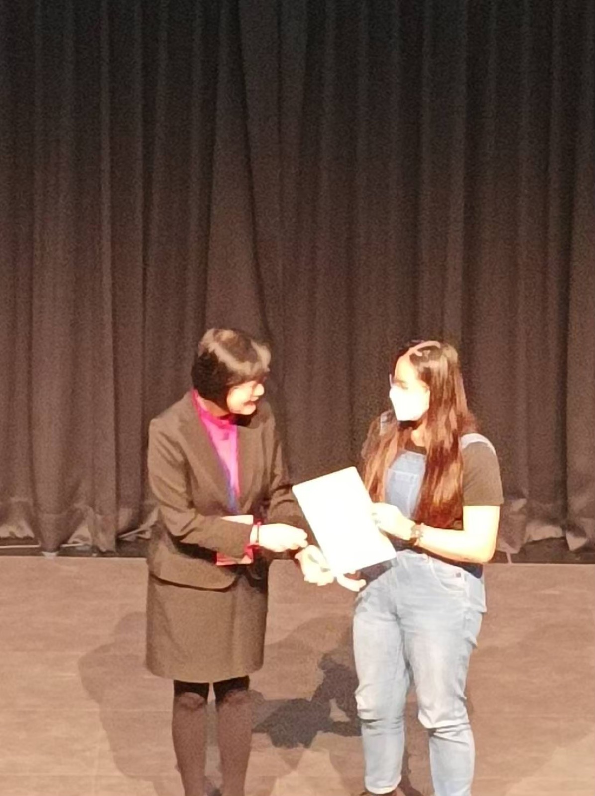 Receiving the Numeracy Bilingual Mathematical Poetry Writing Contest Merit Award, photo 1