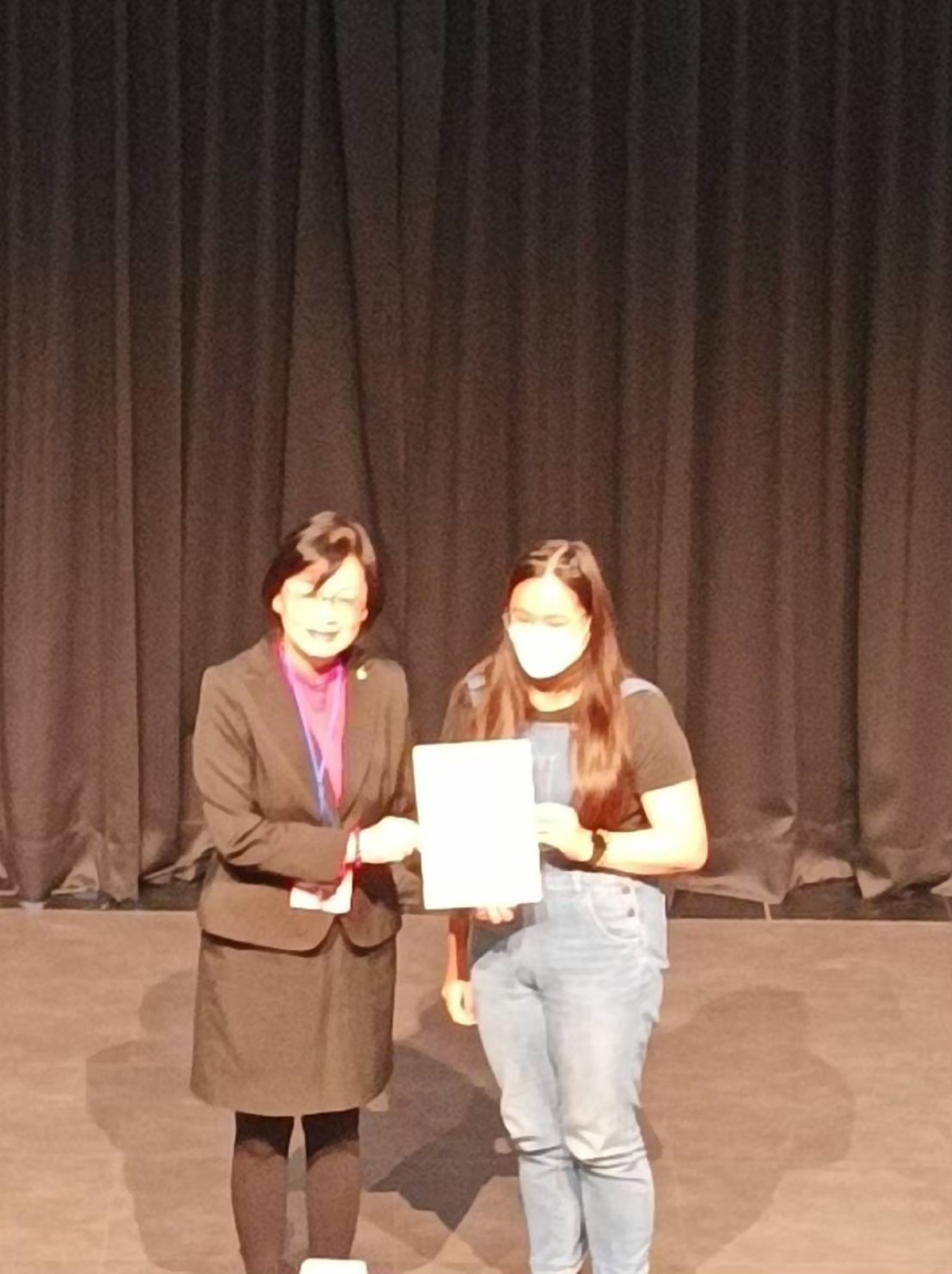 Receiving the Numeracy Bilingual Mathematical Poetry Writing Contest Merit Award, photo 2
