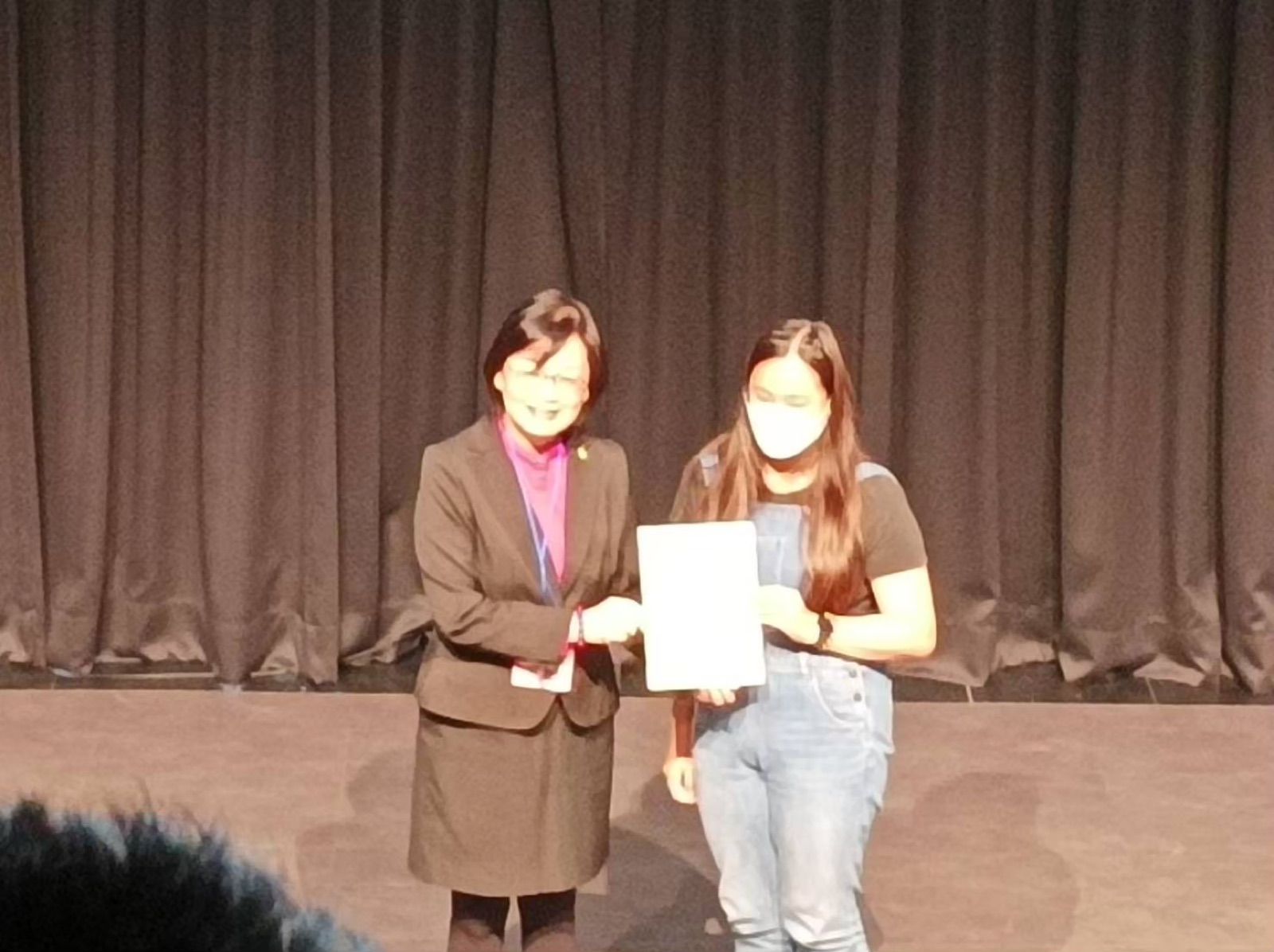 Receiving the Numeracy Bilingual Mathematical Poetry Writing Contest Merit Award, photo 3