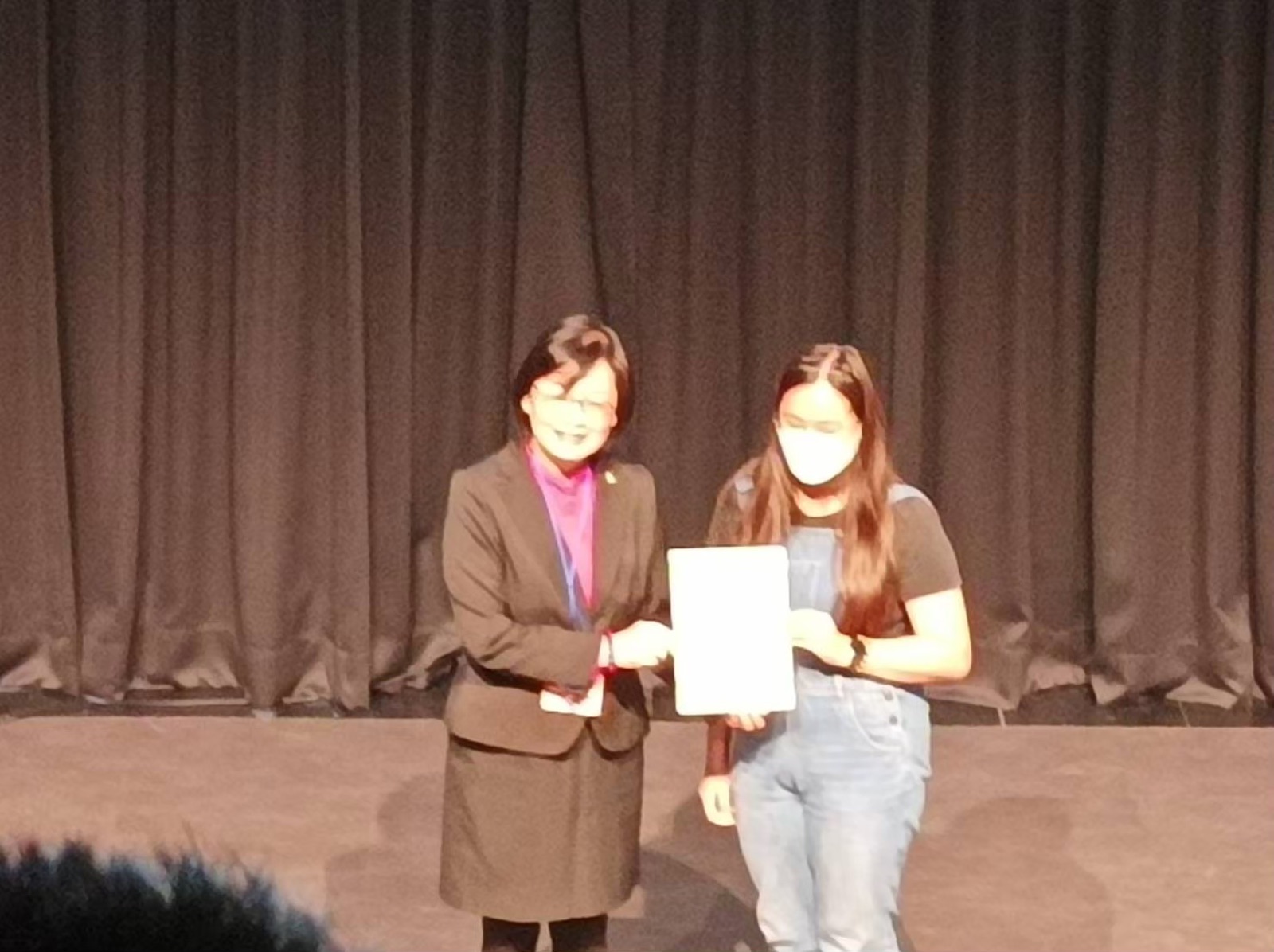 Receiving the Numeracy Bilingual Mathematical Poetry Writing Contest Merit Award, photo 4