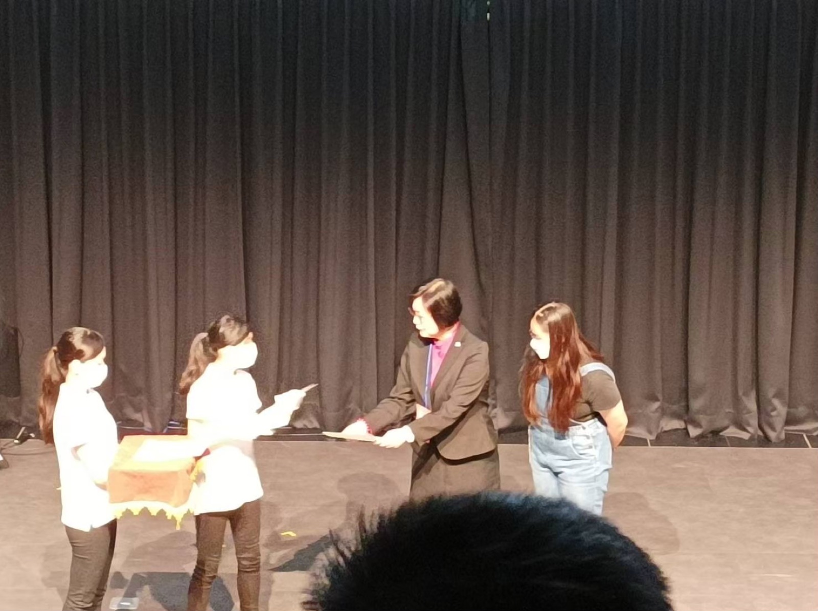 Receiving the Numeracy Bilingual Mathematical Poetry Writing Contest Merit Award, photo 5