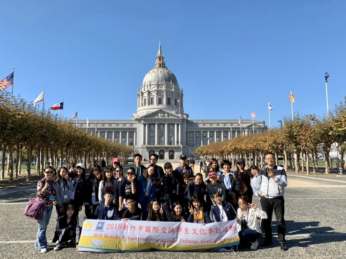 Exchange group at San Francisco City Hall with the exchange banner