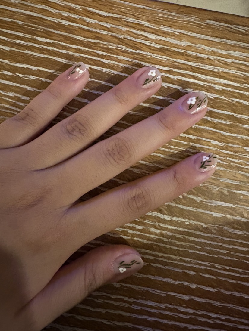 White Flowers nail design, photo 1