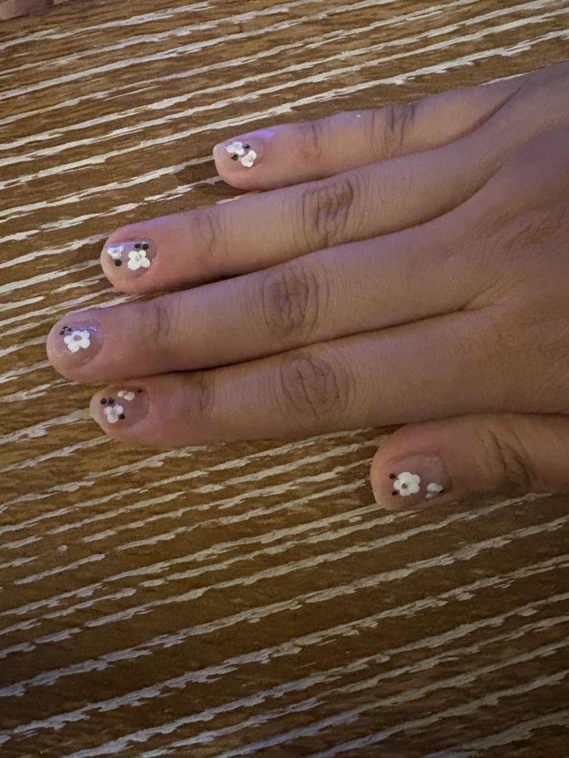 White Flowers nail design, photo 2