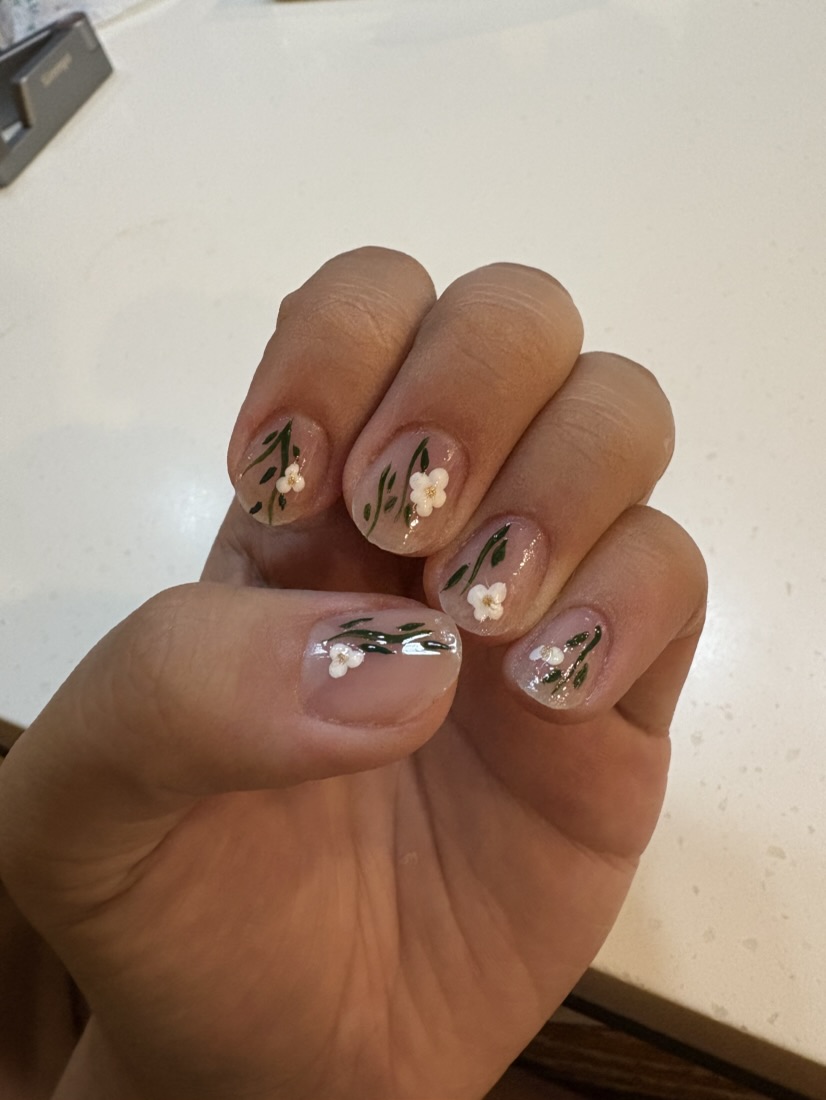 White Flowers nail design, photo 3