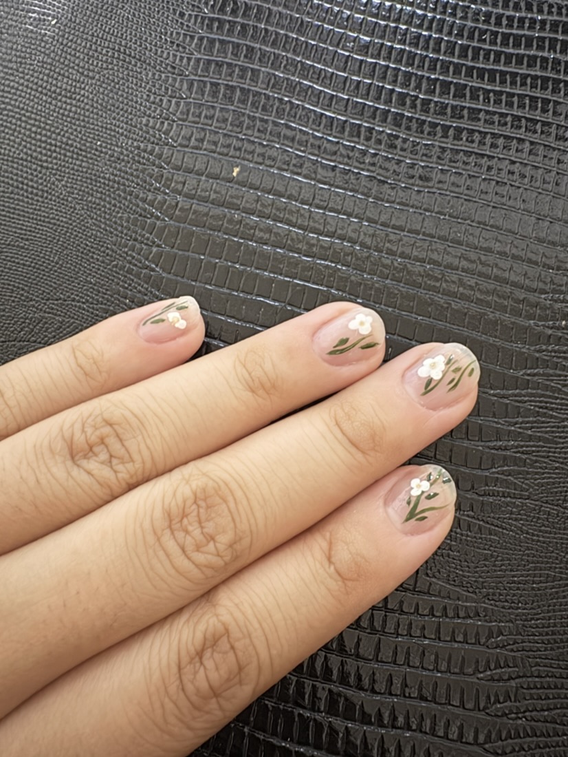 White Flowers nail design, photo 4